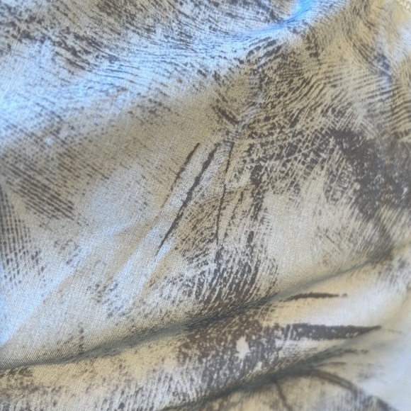 Lululemon speed shorts size 4. Gray waistband. Gray and white short. - Picture 4 of 4